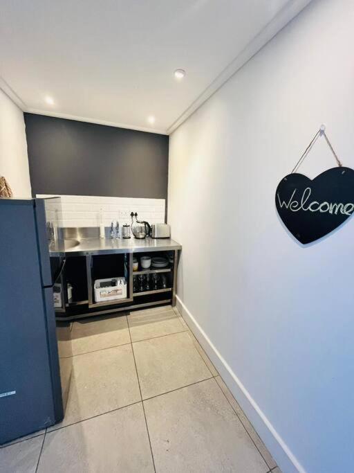 Central Modern Studio Apartment, Hermanus Waterfront المظهر الخارجي الصورة